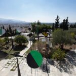 «Takis: Κόσμος σε Κίνηση»: Σαράντα έξι γλυπτά στον δημόσιο χώρο του ΚΠΙΣΝ